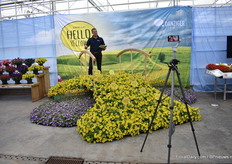 Ondanks de reisrestricties weten velen toch internationaal publiek te trekken. Ook bij Danziger. Op deze foto zie je dat Focco Prins de trials laat zien aan men in China.